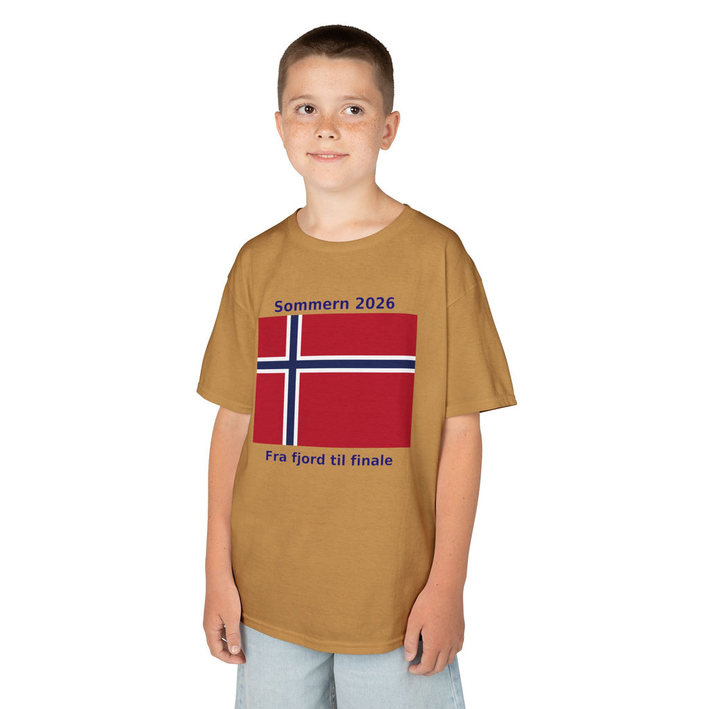 Kids T‑Shirt — Norwegian Flag «Sommern 2026» (Fra fjord til finale)