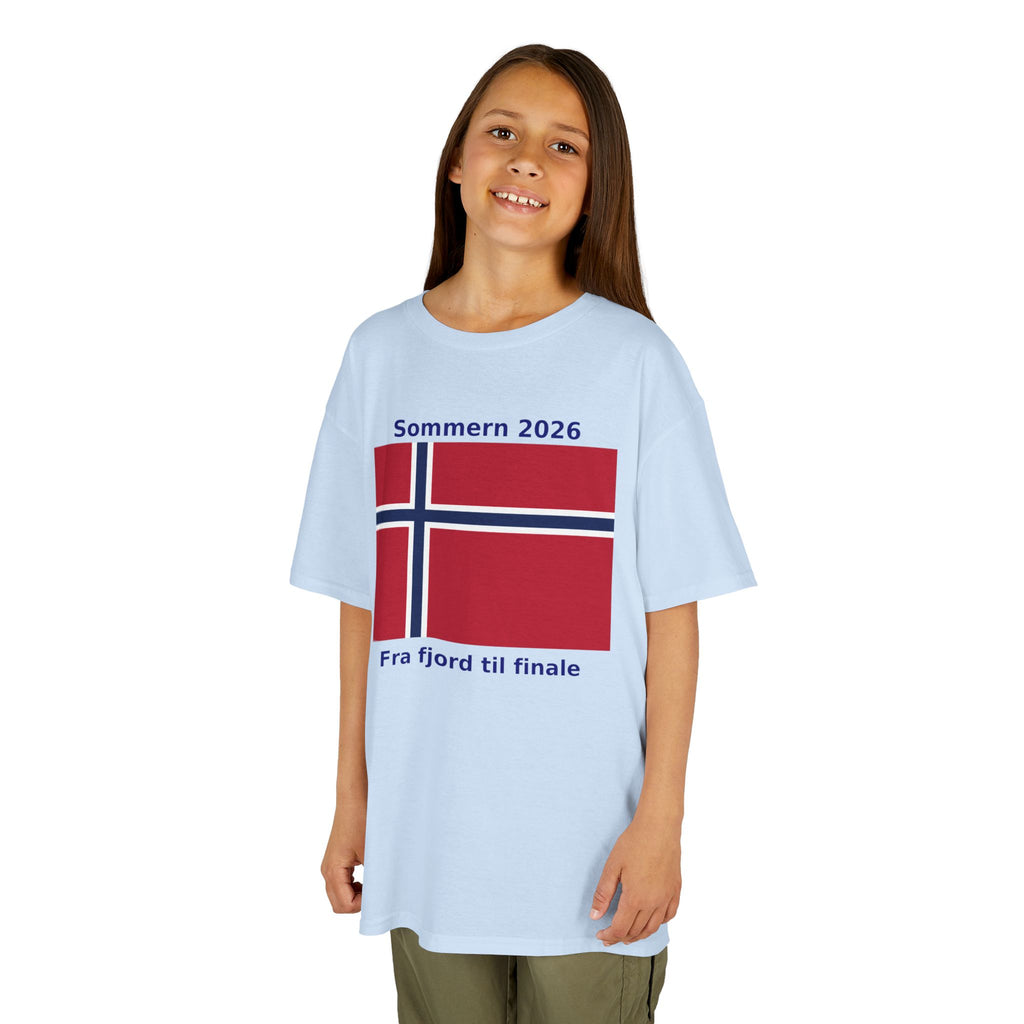 Kids T‑Shirt — Norwegian Flag «Sommern 2026» (Fra fjord til finale)