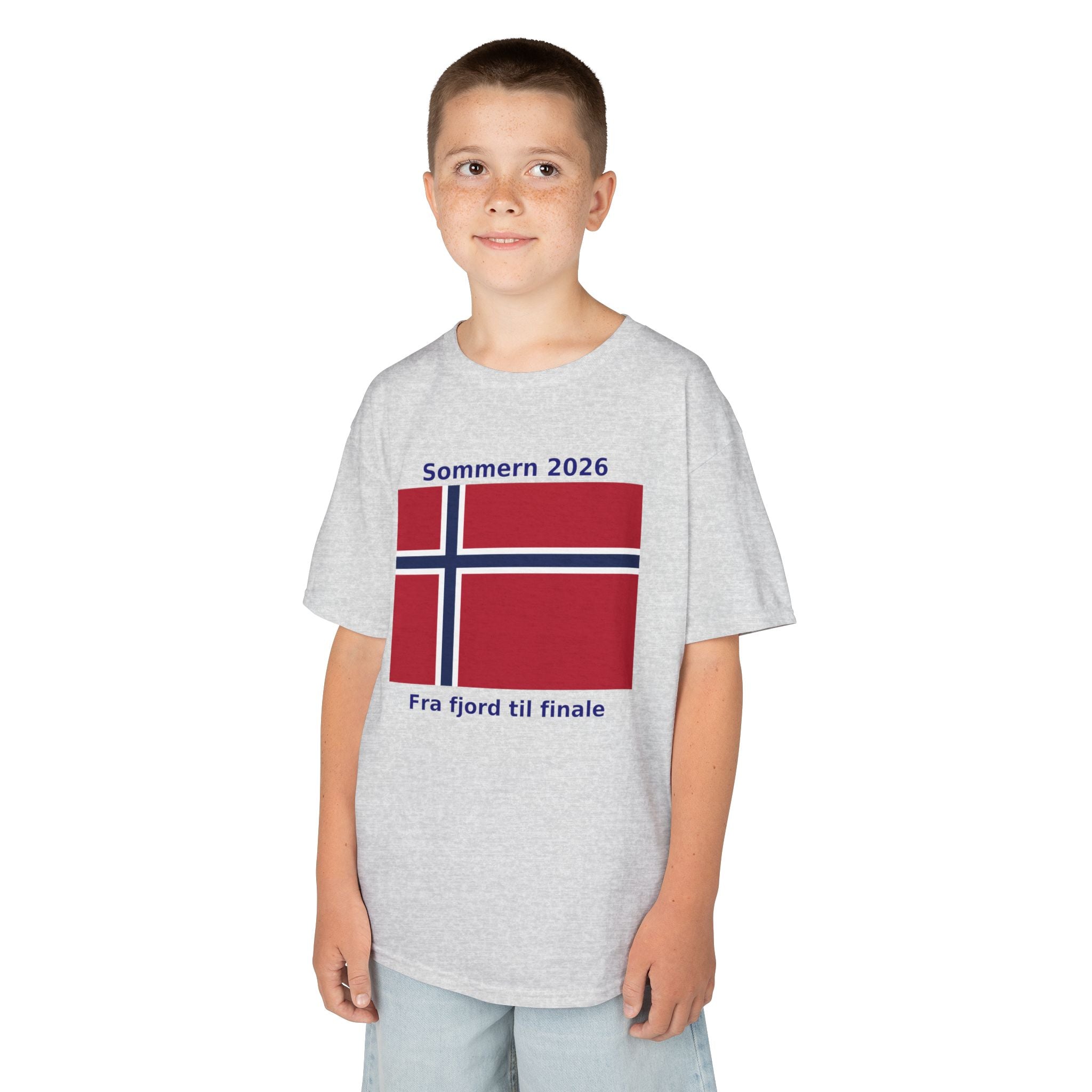 Kids T‑Shirt — Norwegian Flag «Sommern 2026» (Fra fjord til finale)