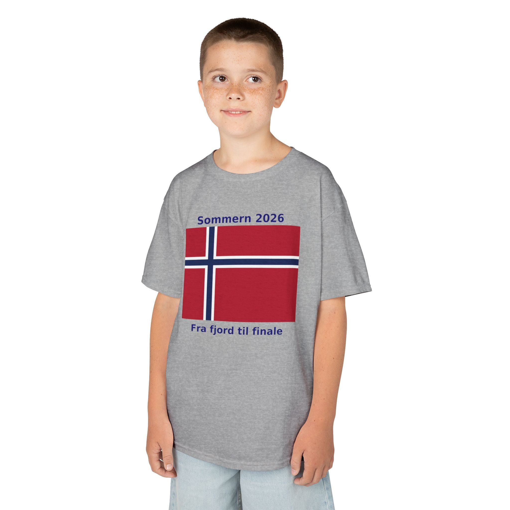 Kids T‑Shirt — Norwegian Flag «Sommern 2026» (Fra fjord til finale)
