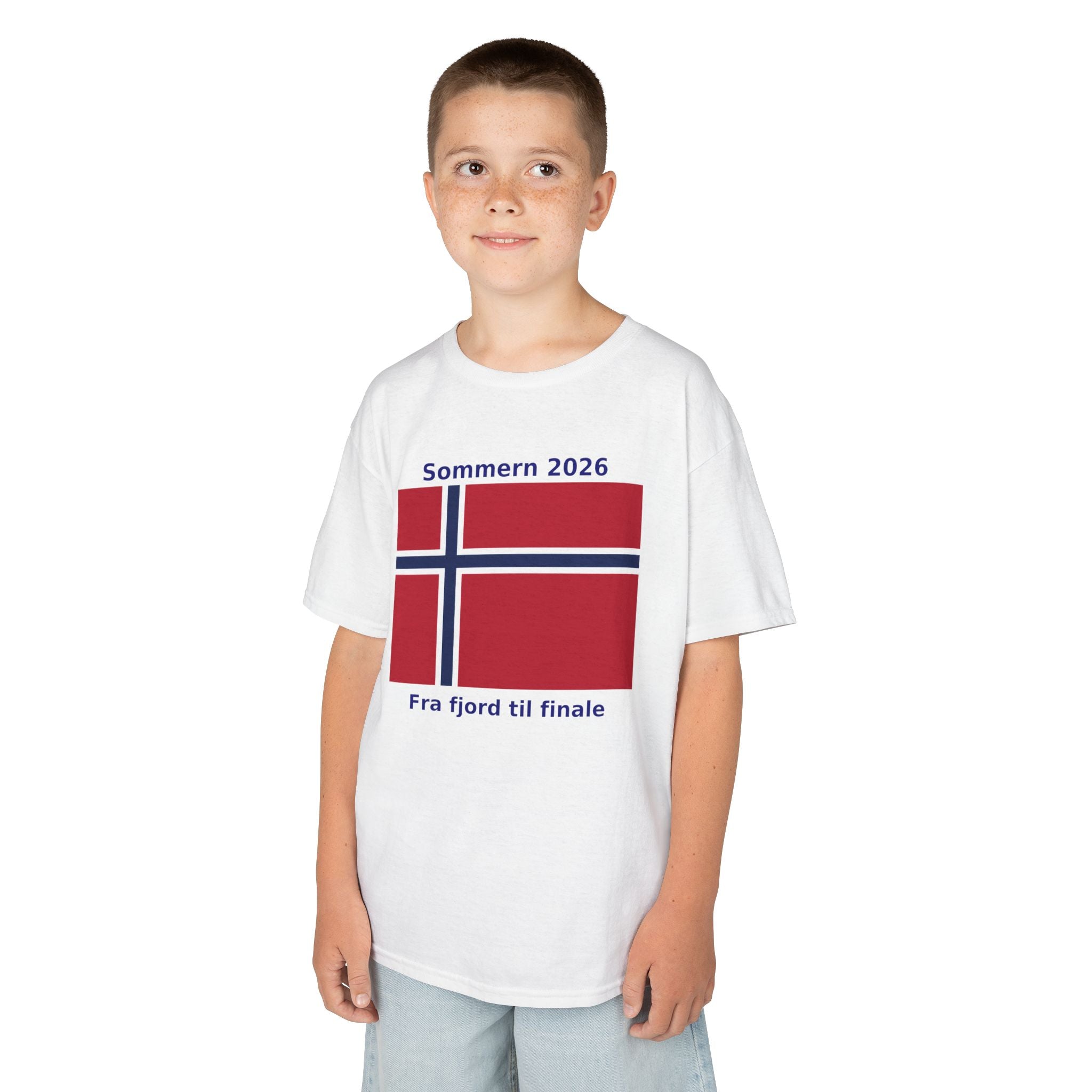 Kids T‑Shirt — Norwegian Flag «Sommern 2026» (Fra fjord til finale)