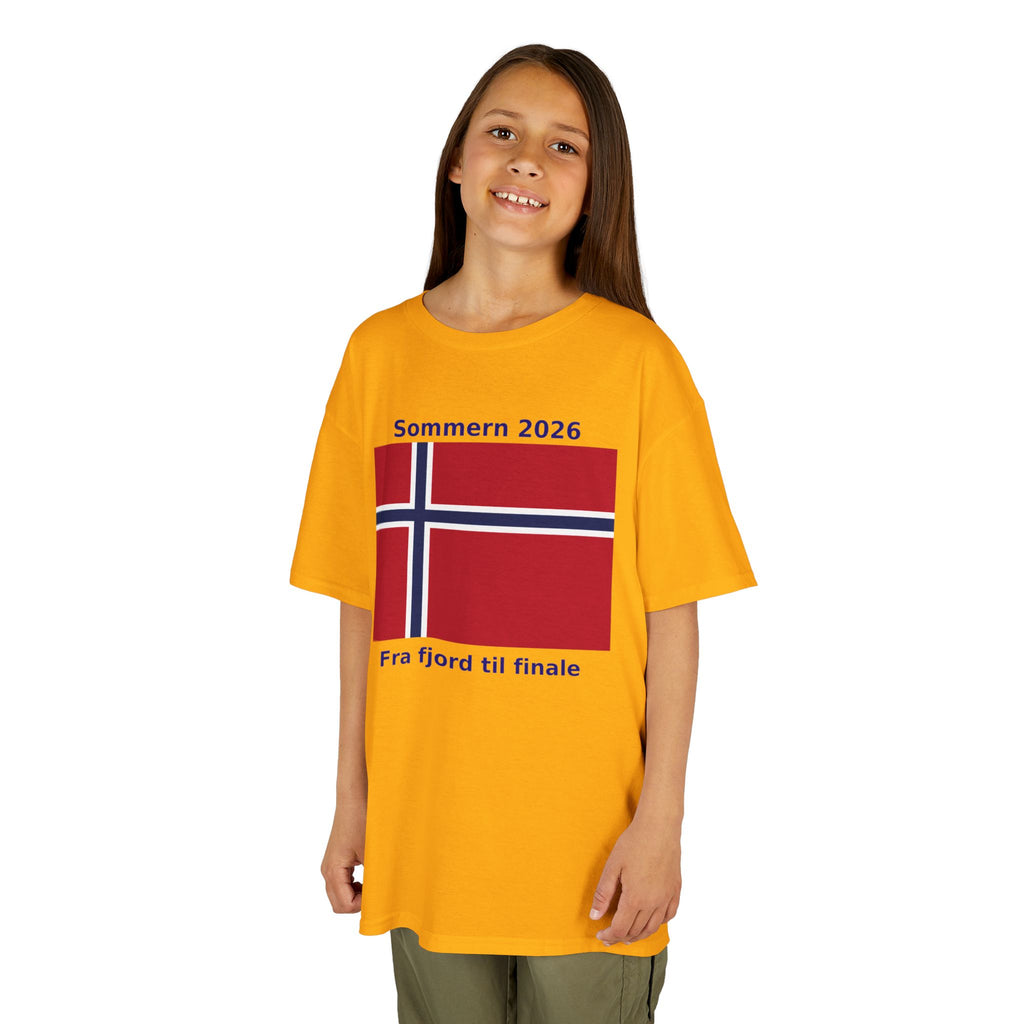 Kids T‑Shirt — Norwegian Flag «Sommern 2026» (Fra fjord til finale)