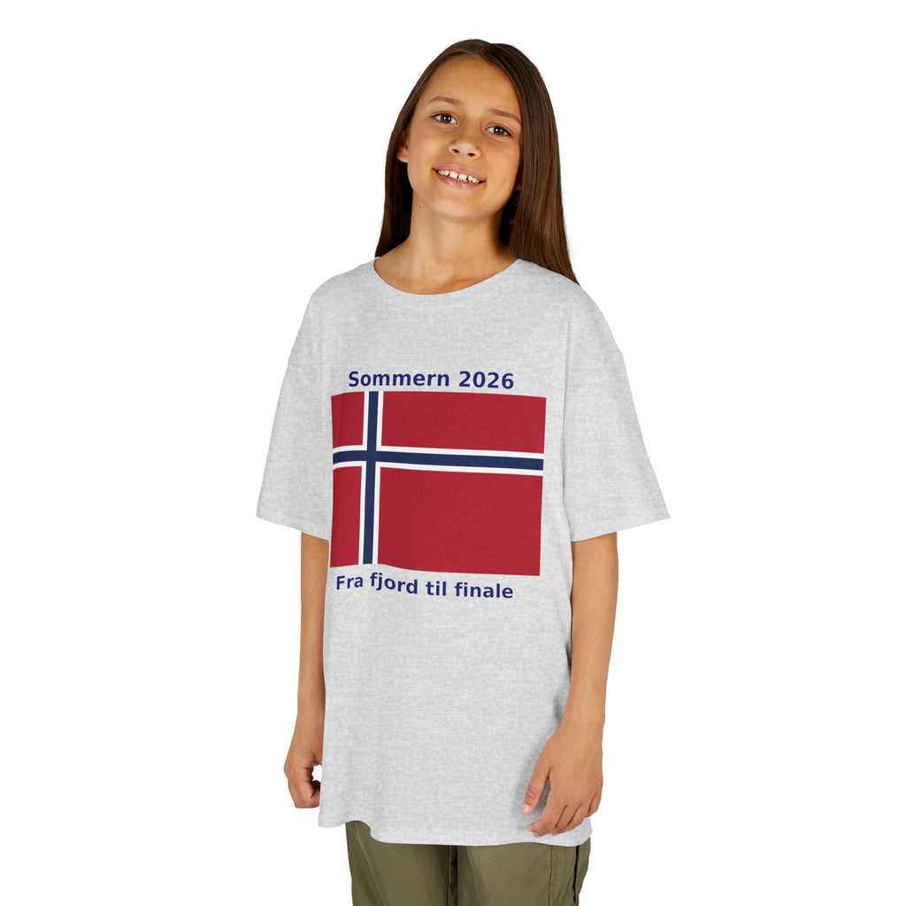 Kids T‑Shirt — Norwegian Flag «Sommern 2026» (Fra fjord til finale)