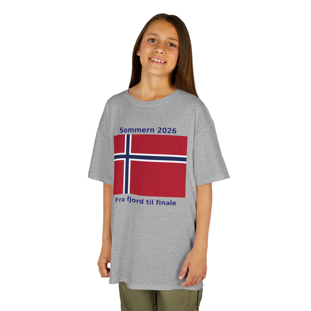 Kids T‑Shirt — Norwegian Flag «Sommern 2026» (Fra fjord til finale)