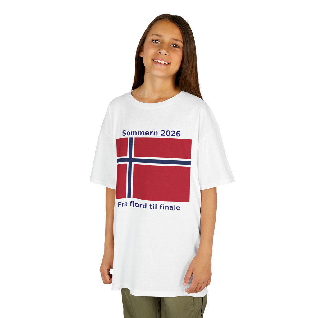 Kids T‑Shirt — Norwegian Flag «Sommern 2026» (Fra fjord til finale)