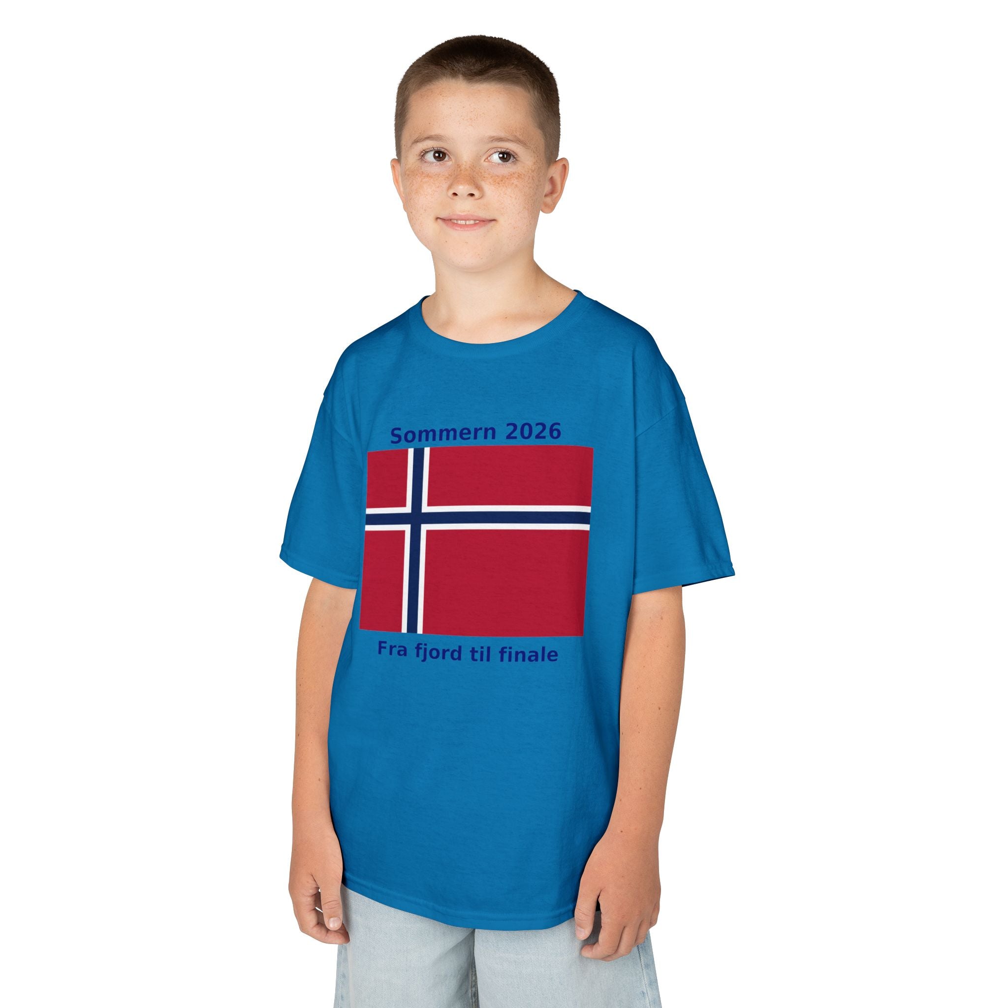 Kids T‑Shirt — Norwegian Flag «Sommern 2026» (Fra fjord til finale)